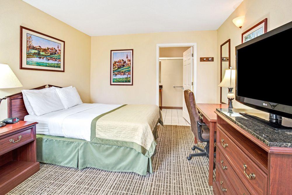 Baymont By Wyndham Kingsland Hotel Bagian luar foto