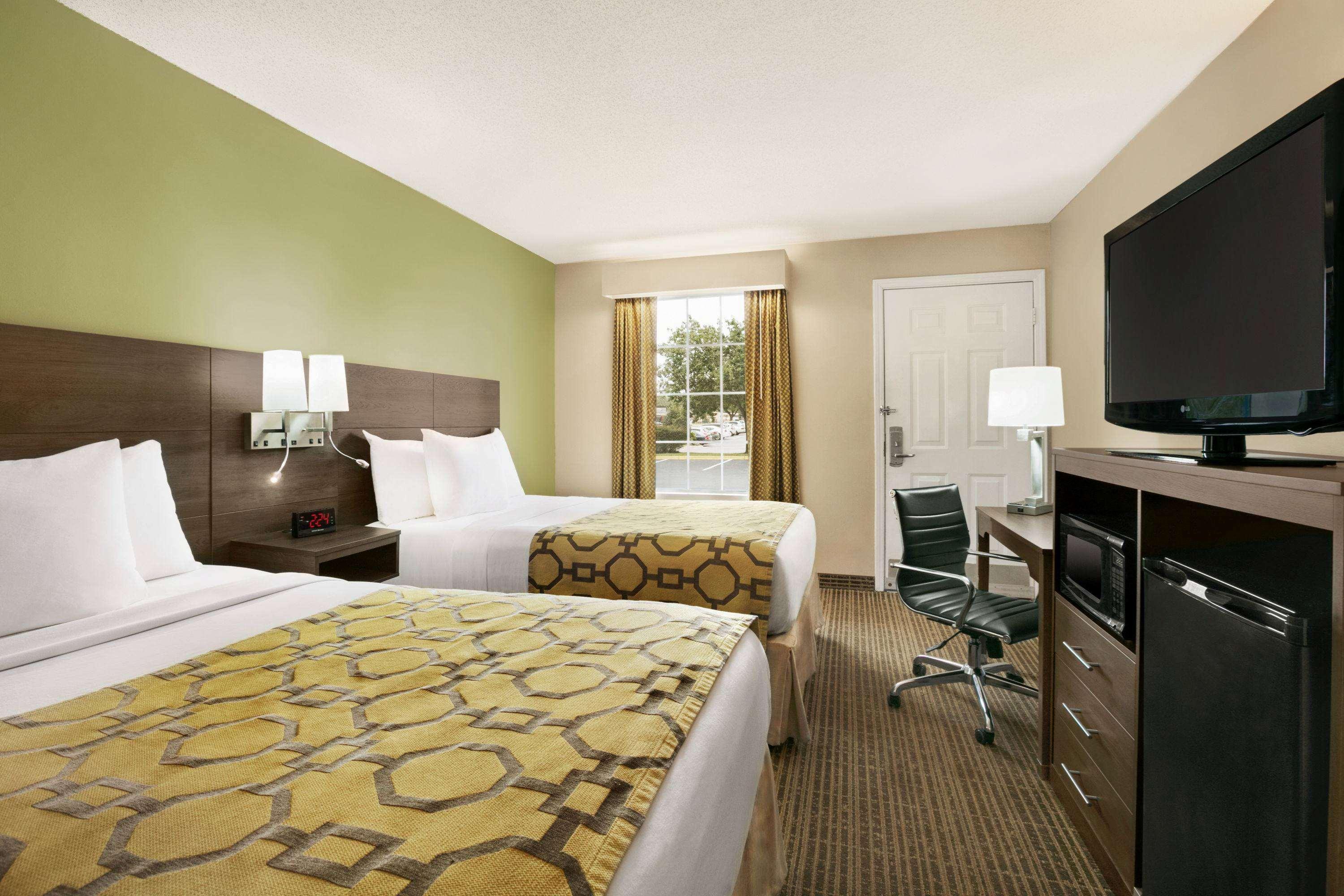 Baymont By Wyndham Kingsland Hotel Bagian luar foto