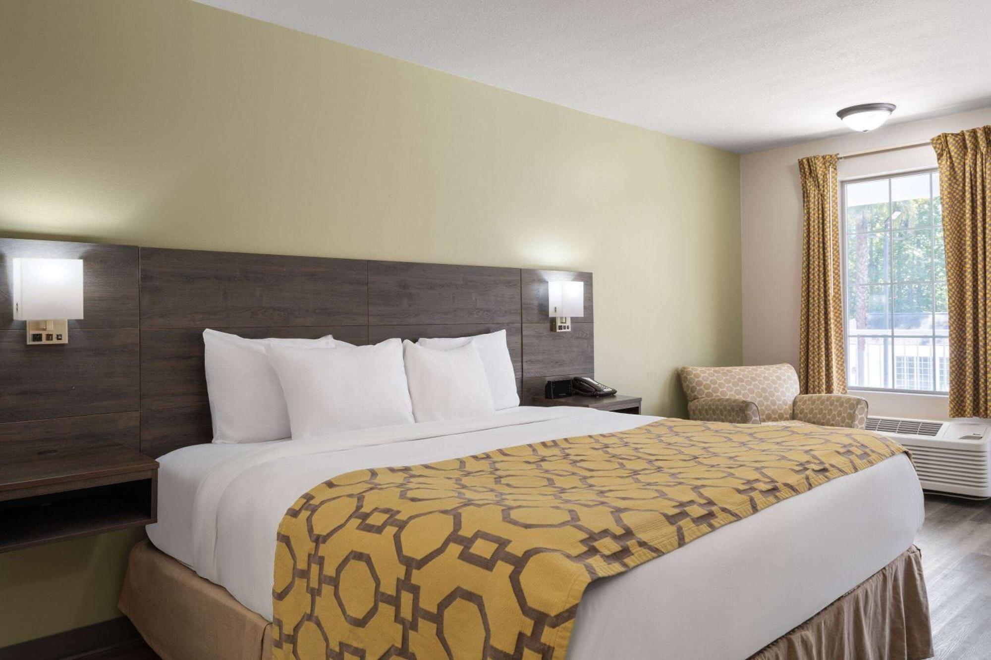 Baymont By Wyndham Kingsland Hotel Bagian luar foto